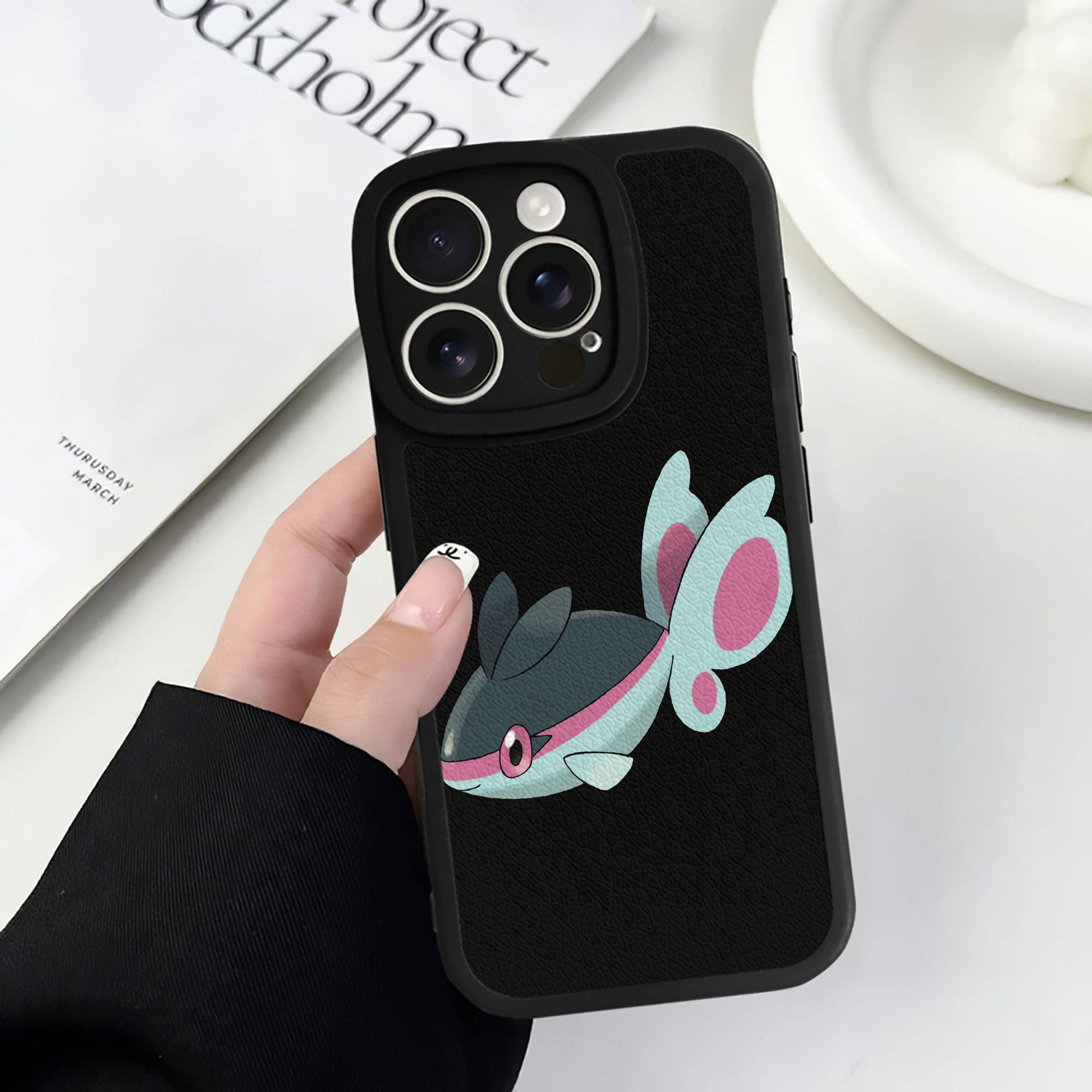 （画像用） ポケットモンスター Pokémon 【iPhone 16シリーズ対応】シリコンスマホケース（レザー調） 材質：シリコン